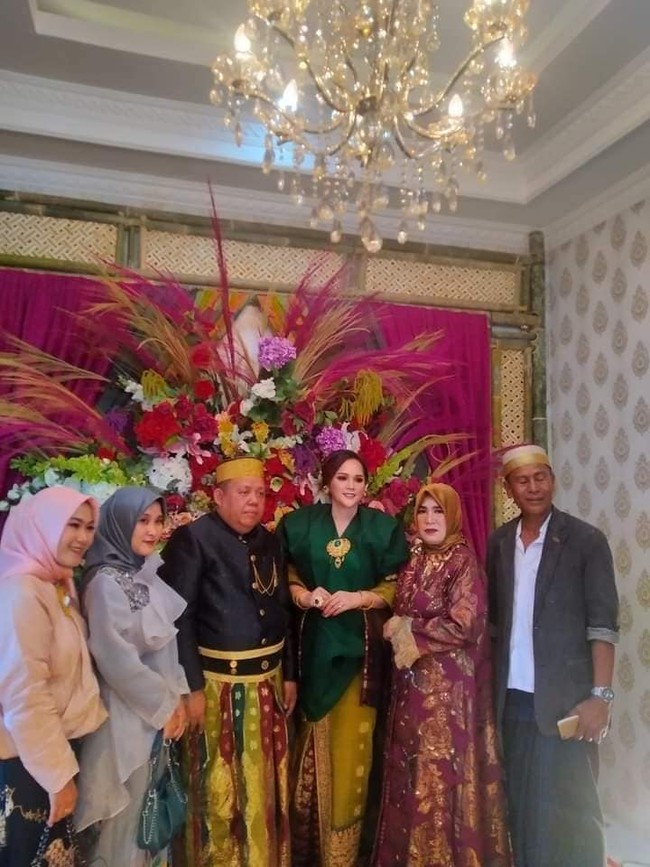 Dari unggahan Beank itu diketahui Nadia Margareza (30 tahun) akan dipinang oleh pria bernama Haji Ajis Kalla (42 tahun). Saat dikonfirmasi Wolipop, Nadia pun membenarkan jika ia mendapatkan uang panai sebanyak Rp 300.777.000. Foto: Facebook Beank mekarnya pattimang selalu bos