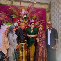 Dari unggahan Beank itu diketahui Nadia Margareza (30 tahun) akan dipinang oleh pria bernama Haji Ajis Kalla (42 tahun). Saat dikonfirmasi Wolipop, Nadia pun membenarkan jika ia mendapatkan uang panai sebanyak Rp 300.777.000. Foto: Facebook Beank mekarnya pattimang selalu bos