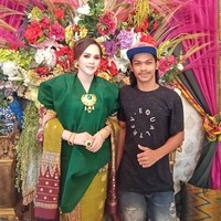 Pemecah rekor di Dusun Kambisa, Desa Baku-Baku, Kecamatan Malangke Barat, Sulawesi Selatan. Uang panai yang terbanyak Rp 300.707.000 dan mahar rumah mewah dan 1 set berlian. Lancar sampai hari H nya sappiseng  tanggal 17/12/2020 Nadia Margreza & H. Ajis Kalla semoga jadi keluarga yang SAMAWA #Aamiin🤲, tulis Facebook Beank mekarnya pattimang selalu bos yang merupakan sepupu Nadia. Foto: Facebook Beank mekarnya pattimang selalu bos