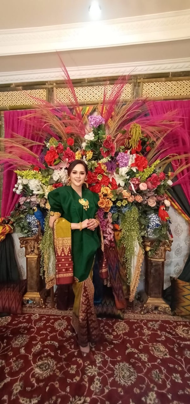 Nadia Margreza mendapatkan uang panai Rp 300.777.000 dan mahar 1 unit rumah seharga Rp 3 Miliar serta satu set berlian. Acara lamaran itu diadakan pada 23 November 2020 di kediaman orangtua Nadia, Ukkas M dan ibu Andi Sitti Habibah di Dusun Kambisa, Desa Baku-Baku, Kecamatan Malangke Barat, Sulawesi Selatan. Cerita lamaran viral setelah sepupu Nadia mengunggahnya lewat akun Facebook bernama Beank mekarnya pattimang selalu bos. Foto: Dok. Beank mekarnya pattimang selalu bos