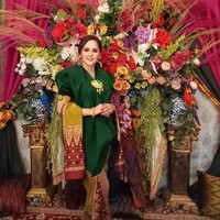 Nadia Margreza mendapatkan uang panai Rp 300.777.000 dan mahar 1 unit rumah seharga Rp 3 Miliar serta satu set berlian. Acara lamaran itu diadakan pada 23 November 2020 di kediaman orangtua Nadia, Ukkas M dan ibu Andi Sitti Habibah di Dusun Kambisa, Desa Baku-Baku, Kecamatan Malangke Barat, Sulawesi Selatan. Cerita lamaran viral setelah sepupu Nadia mengunggahnya lewat akun Facebook bernama Beank mekarnya pattimang selalu bos. Foto: Dok. Beank mekarnya pattimang selalu bos