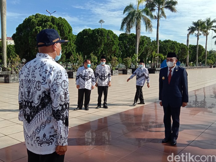 Foto: Gubsu Edy di Upacara Hari Guru 2020 (Arfah/detikcom)