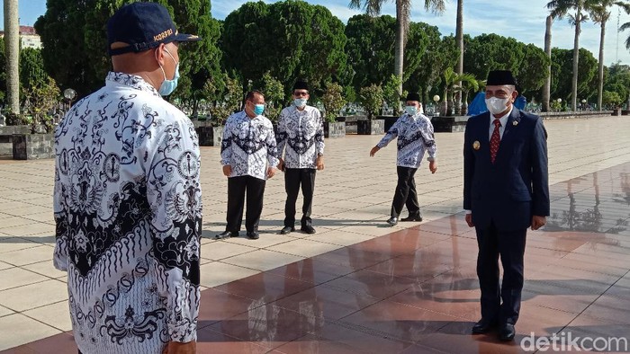 Foto: Gubsu Edy di Upacara Hari Guru 2020 (Arfah/detikcom)