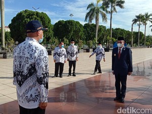8 Pidato Hari Guru Nasional 2025 yang Inspiratif dan Menyentuh Hati