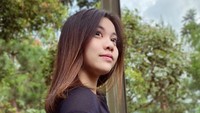 Frislly Herlind kini tengah diperbincangan para netizen dan dijodohkan dengan Jordi Onsu. Dok. Instagram/frisllyherlind