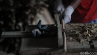 Salah satu kerajinan yang diproduksi adalah bangku.