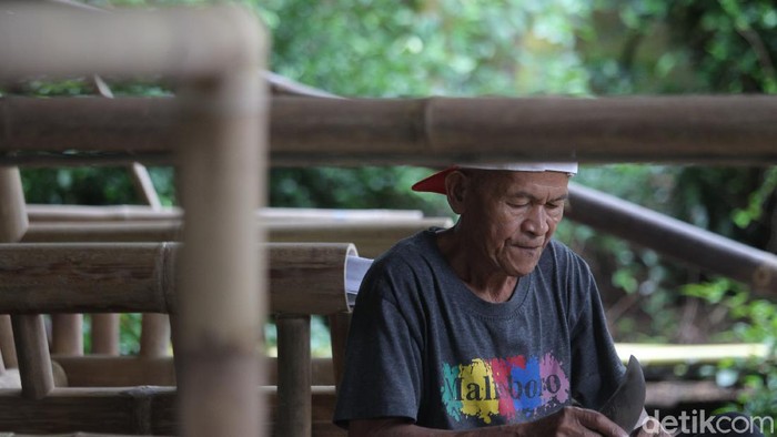 Pekerja sedang menyelesaikan pembuatan mebel bambu berbahan dasar bambu laminasi di industri kerajinan mebel bambu di Seyegan, Sleman, Yogyakarta, Rabu (25/11/2020).