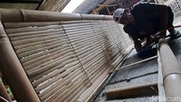 Perajin mebel bambu mulai mendapatkan angin segar di tengah pandemi, dengan adanya pesanan produk mebel bambu sejak Oktober 2020.