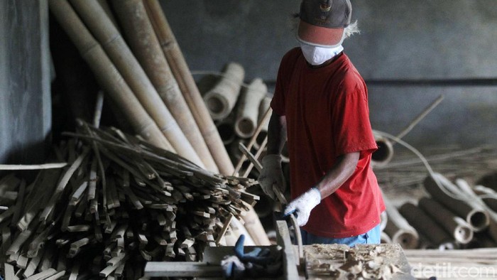 Pekerja sedang menyelesaikan pembuatan mebel bambu berbahan dasar bambu laminasi di industri kerajinan mebel bambu di Seyegan, Sleman, Yogyakarta, Rabu (25/11/2020).