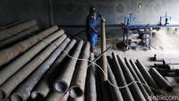 Di tempat ini para perajin membuat berbagai kerajian mebel berbahan bambu.