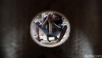 Pekerja sedang menyelesaikan pembuatan mebel bambu berbahan dasar bambu laminasi di industri kerajinan mebel bambu di Seyegan, Sleman, Yogyakarta, Rabu (25/11/2020).