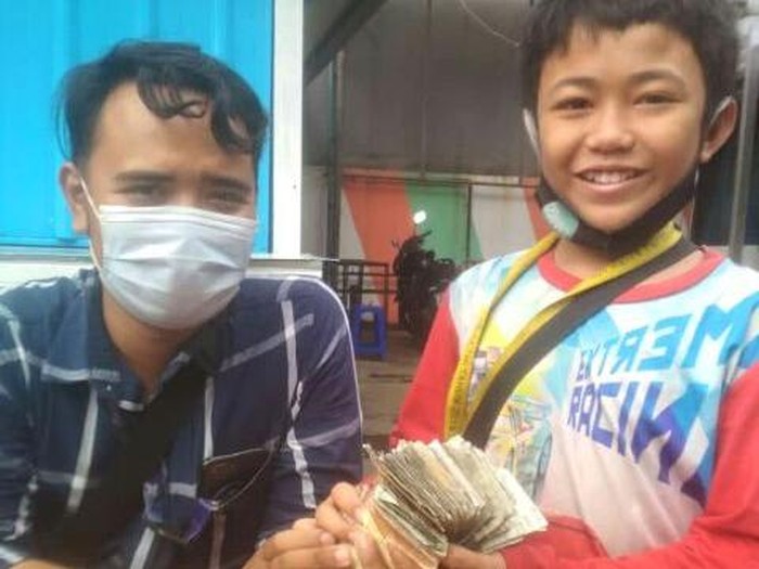 Gilang Sabil Ramahdan Bocah 11 tahun bernama Gilang Sabil Ramahdan yang menjadi tulang punggung keluarga