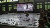 Selain di medan perang, para prajurit TNI AD juga diajarkan dan memeragakan pergerakan pasukan dan kendaraan tempur (ranpur) lewat kegiatan Tactical Floor Game (TFG).
