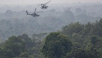 Beginilah salah satu aksinya. Helikopter Apache TNI AD melakukan manuver usai melancarkan serangan ke arah daerah musuh saat gladi bersih puncak Latihan Antar Kecabangan TNI AD Kartika Yudha Tahun 2020 di Pusat Latihan Tempur (Puslatpur) TNI AD, Baturaja Timur, Ogan Komering Ulu (OKU), Sumatera Selatan.