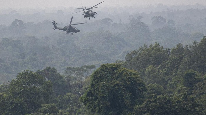 Helikopter Apache TNI AD melakukan manuver usai melancarkan serangan ke arah daerah musuh saat gladi bersih puncak Latihan Antar Kecabangan TNI AD Kartika Yudha Tahun 2020 di Pusat Latihan Tempur (Puslatpur) TNI AD, Baturaja Timur, Ogan Komering Ulu (OKU), Sumatera Selatan, Selasa (24/11/2020). Gladi bersih Latihan Antar Kecabangan TNI AD Kartika Yudha Tahun 2020 tersebut bertujuan untuk mematangkan pergerakan prajurit saat mengikuti puncak latihan yang akan dihadiri Kepala Staf Angkatan Darat (KSAD) Jenderal TNI Andika Perkasa, Kamis (26/11). ANTARA FOTO/Nova Wahyudi/foc.