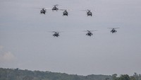 Helikopter Apache dan Bell 412 TNI AD membentuk formasi saat gladi bersih puncak Latihan Antar Kecabangan TNI AD Kartika Yudha Tahun 2020 di Pusat Latihan Tempur (Puslatpur) TNI AD, Baturaja Timur, Ogan Komering Ulu (OKU), Sumatera Selatan.