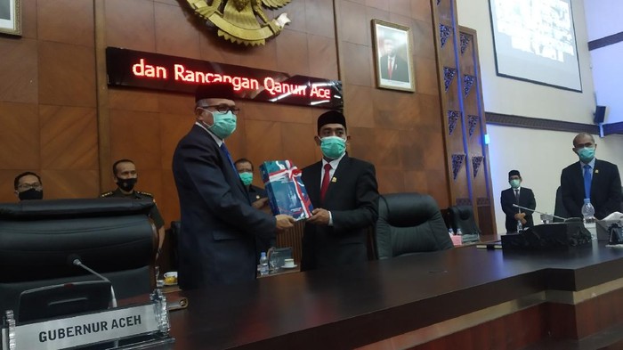 Gubernur Aceh saat rapat pembahasan RAPBA 2021 di DPRD Aceh (Agus Setyadi-detikcom)