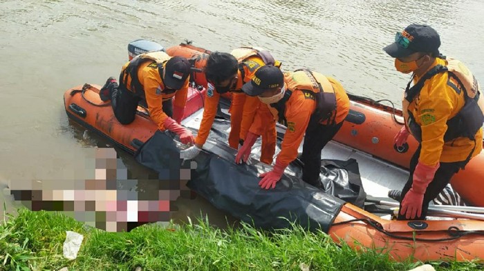 Pencarian pemuda yang hilang tenggelam di Sungai Buntung, Kecamatan Taman membuahkan hasil. Jasad korban ditemukan sekitar 300 meter dari lokasi kejadian.