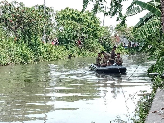 Niat hati ingin mengambil sandal yang hanyut, pria ini justru terseret arus sungai. Hingga saat ini belum ditemukan.