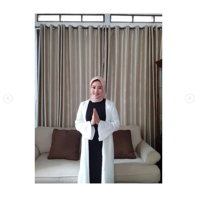 Dalam kesehariannya selain mendampingi Menteri Edhy Prabowo dalam menjalani tugas, Iis Rosita Dewi juga seorang anggota DPR RI. Menjadi anggota DPR dari Fraksi Gerindra, Iis duduk di Komisi V yang membidangi perhubungan hingga pekerjaan umum. Foto: Instagram @ iisedhyprabowo