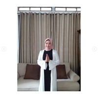 Dalam kesehariannya selain mendampingi Menteri Edhy Prabowo dalam menjalani tugas, Iis Rosita Dewi juga seorang anggota DPR RI. Menjadi anggota DPR dari Fraksi Gerindra, Iis duduk di Komisi V yang membidangi perhubungan hingga pekerjaan umum. Foto: Instagram @ iisedhyprabowo