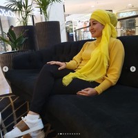 Iis Rosita Dewi tampak memakai gaya hijab turban yang warnanya matching dengan atasannya. Dia melengkapi gayanya dengan sneakers dari brand Louis Vuitton. Sepatu Louis Vuitton seri Frontrow ini harganya di situs resmi brand Prancis tersebut sekitar Rp 13 jutaan. Foto: Instagram @ iisedhyprabowo