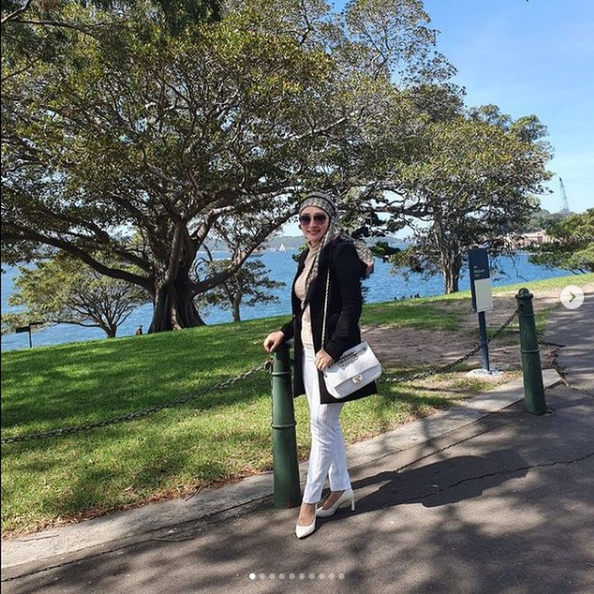 Dalam berpenampilan Iis Rosita Dewi tampil kekinian dalam berhijab. Ketika berpergian ke luar negeri, seperti di foto yaitu ketika mendampingi suaminya Edhy Prabowo kunjungan ke Australia, Iis menerapkan gaya hijab turban. Foto: Instagram @ iisedhyprabowo