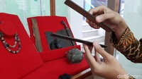 Salah satu pegiat tosan aji yang diperbantukan Dinas Arpusda, Indra Adityawarman menduga benda-benda itu berusia sekitar 2 abad.