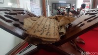 Seorang nenek di Banyumas, Rasiti (69), menyerahkan sejumlah benda pusaka kuno milik keluarganya ke Dinas Arsip dan Perpustakaan Daerah (Arpusda) Kabupaten Banyumas.
