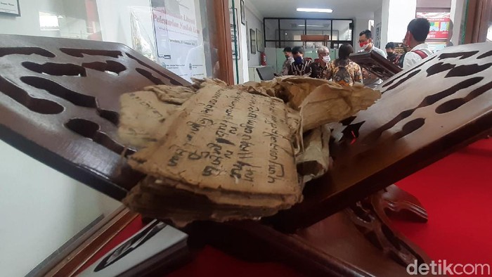 Ini Benda Pusaka Kuno yang Diserahkan Nenek ke Pemkab Banyumas Sejumlah benda-benda pusaka kuno diserahkan oleh seorang nenek Rasiti (69) kepada Pemkab Banyumas. Ini penampakan benda pusaka tersebut.