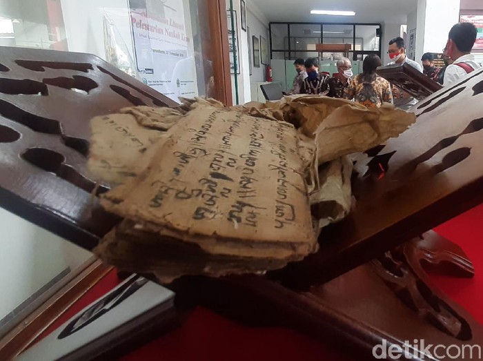 Sejumlah benda-benda pusaka kuno diserahkan oleh seorang nenek Rasiti (69) kepada Pemkab Banyumas. Ini penampakan benda pusaka tersebut.