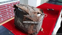 Benda-benda pusaka kuno itu disimpan dalam sebuah tas yang sudah lapuk dan berlubang di beberapa sisinya. Tas itu tampak terbuat dari anyaman bambu dilapis kulit.