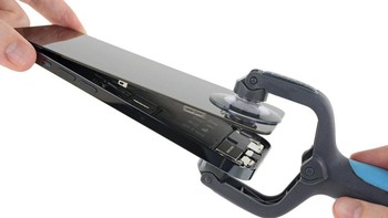 Ketika body iPhone 12 Pro Max mulai dibuka. Foto: ifixit