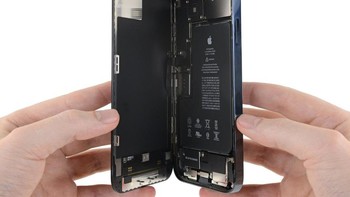 Sudah terlihat komponen di bagian dalam iPhone 12 Pro Max. Foto: ifixit