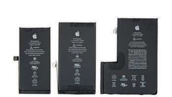 Perbandingan baterai iPhone 12 Pro Max (kanan) dengan saudaranya. Foto: ifixit