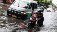 Sejumlah kendaraan roda dua maupun empat mogok akibat menerobos banjir.