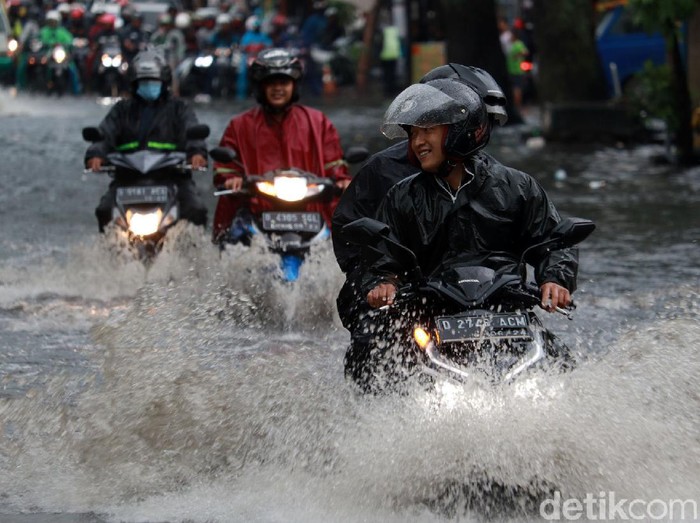 Banjir akibat tersumbatnya saluran air terjadi di Jalan Raya Kopo Cirangrang, Kota Bandung, Jawa Barat, Rabu (25/11/2020) sore sekitar Pukul 15.30 WIB.
