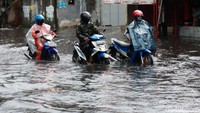 Banjir ini terjadi setelah kawasan tersebut diguyur hujan dengan intensitas cukup deras yang berdurasi sekitar kurang dari dua jam.