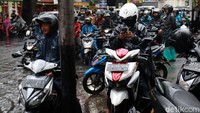 Sebagian pengendara memilih berhenti dan menunggu banjir surut.