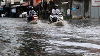 Banjir akibat tersumbatnya saluran air terjadi di Jalan Raya Kopo Cirangrang, Kota Bandung, Jawa Barat.