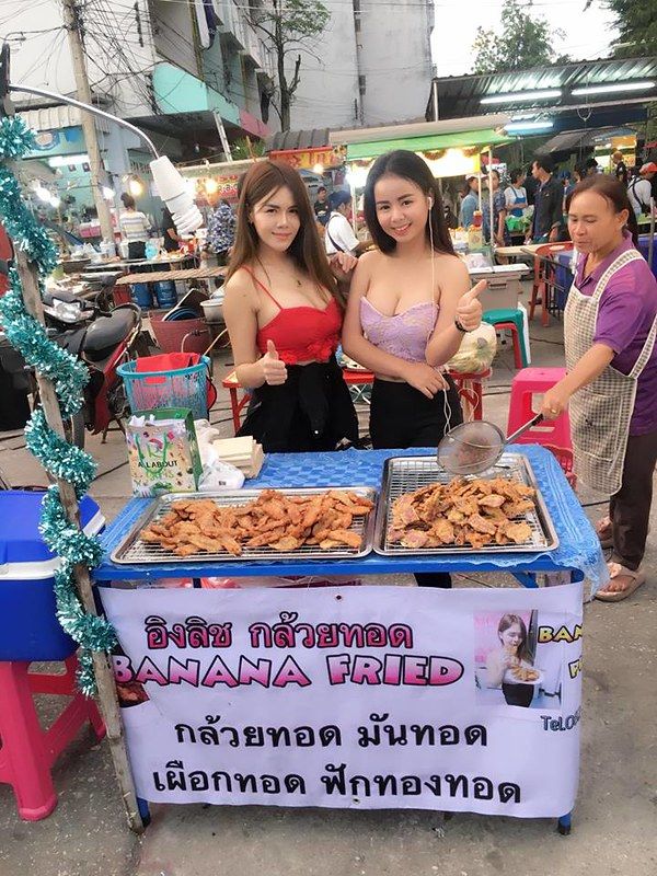 Jangan Salfok! 5 Penjual Makanan di Thailand Ini Tampan dan Cantik Banget