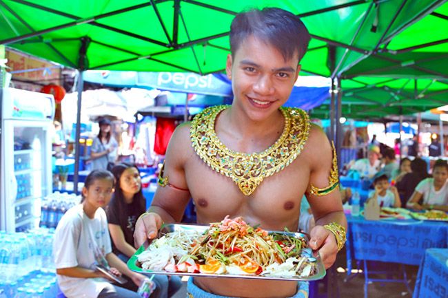 Jangan Salfok! 5 Penjual Makanan di Thailand Ini Tampan dan Cantik Banget