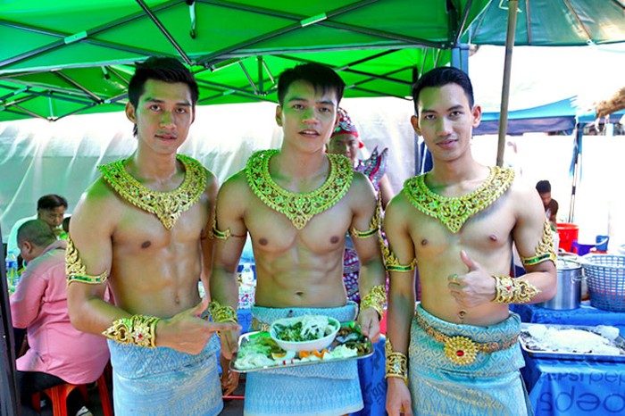 Jangan Salfok! 5 Penjual Makanan di Thailand Ini Tampan dan Cantik Banget