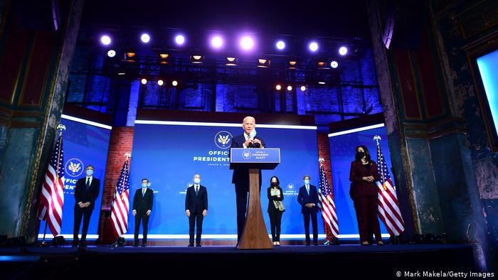 Joe Biden memperkenalkan tim keamanan nasional dan luar negerinya di Gedung Teater Wilmington, Delaware, Selasa (24/11)