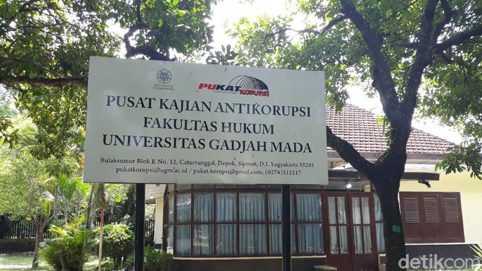 Kantor Pusat Kajian Anti Korupsi (PUKAT) UGM, 15 April 2020.