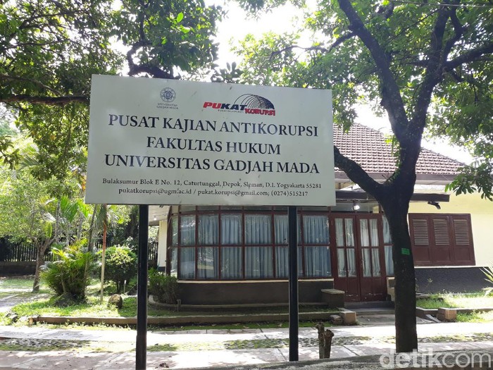 Kantor Pusat Kajian Anti Korupsi (PUKAT) UGM, 15 April 2020.