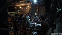 Jika berkunjung ke Kodims, enaknya saat malam hari. Karena meskipun berada di pinggir kota, tempat ini tidak bising kendaraan dan udaranya cukup sejuk. Pengunjung yang datang masih tergolong anak-anak muda yang tinggal di daerah sekitar atau mahasiswa.
