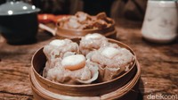 Pemilik kedai Kodims, Rizal Sayyid (24) mengatakan, dimsum di wilayah Bandung Timur terbilang lebih sedikit daripada di daerah Kota. Itulah sebabnya, dia bersama dengan kakaknya, Ilham Multazam (29) membuka kedai dimsum agar bisa dinikmati bagi masyarakat yang tinggal atau berkunjung ke wilayah perbatasan kabupaten ini.