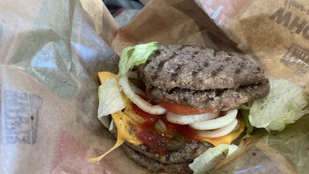 Kenyang! Burger Ini Dibuat dengan Setengah Kilo Daging Sapi