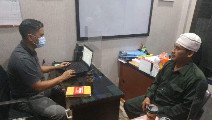 Ketua FPI Pekanbaru saat diperiksa polisi (dok. Istimewa)